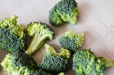 Genç yeşil brokoli cilt bakımı vücut için yararlı ve önemli maddeler için değerli kaynaklardır..