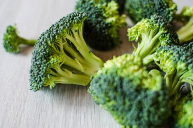 Genç yeşil brokoli cilt bakımı vücut için yararlı ve önemli maddeler için değerli kaynaklardır..