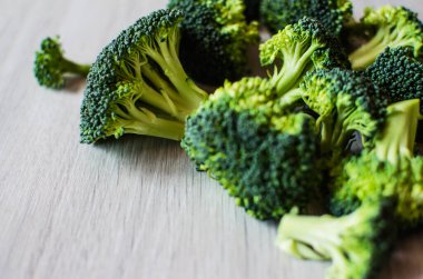 Genç yeşil brokoli cilt bakımı vücut için yararlı ve önemli maddeler için değerli kaynaklardır..