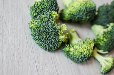 Genç yeşil brokoli cilt bakımı vücut için yararlı ve önemli maddeler için değerli kaynaklardır..