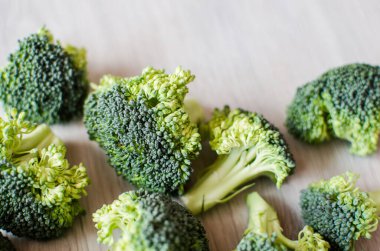 Genç yeşil brokoli cilt bakımı vücut için yararlı ve önemli maddeler için değerli kaynaklardır..