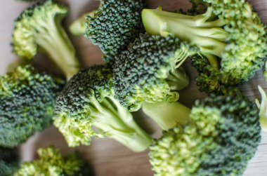 Genç yeşil brokoli cilt bakımı vücut için yararlı ve önemli maddeler için değerli kaynaklardır..