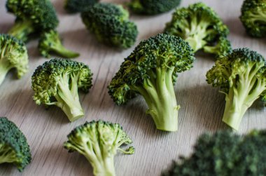 Genç yeşil brokoli cilt bakımı vücut için yararlı ve önemli maddeler için değerli kaynaklardır..