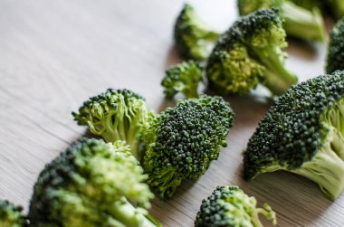 Genç yeşil brokoli cilt bakımı vücut için yararlı ve önemli maddeler için değerli kaynaklardır..