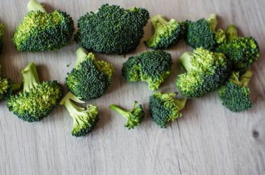 Genç yeşil brokoli cilt bakımı vücut için yararlı ve önemli maddeler için değerli kaynaklardır..