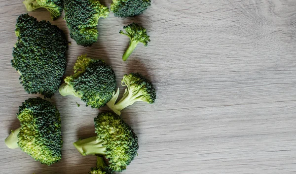 Genç yeşil brokoli cilt bakımı vücut için yararlı ve önemli maddeler için değerli kaynaklardır..