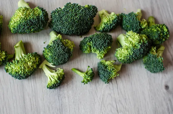 Genç yeşil brokoli cilt bakımı vücut için yararlı ve önemli maddeler için değerli kaynaklardır..