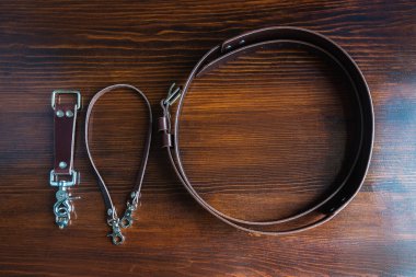 Ahşap arka planda şık deri kemer