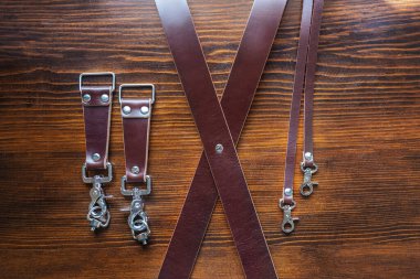 Eski ahşap arka planda erkek deri pantolon kemeri, el yapımı.