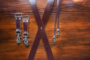 Erkek modası için ahşap arka planda el yapımı şık deri kemer.