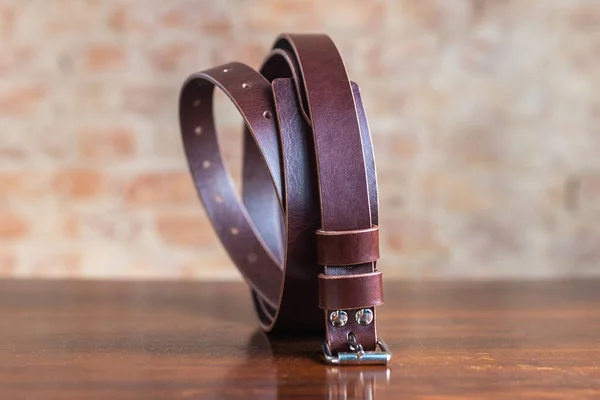 Elegante Cinturón Cuero Sobre Fondo Madera — Foto de Stock