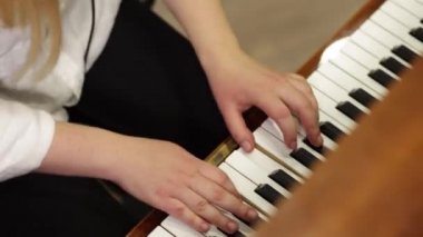 Piyanistlerin yakın çekimleri profesyonel olarak piyano çalar.