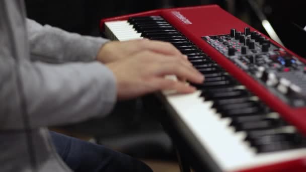 피아노를 전문적으로 연주하는 피아노 연주자들의 근접 사진 — 비디오