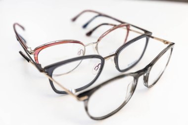 Beyaz arka planda üç gözlüklü çalışma alanı.