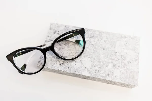 Espacio de trabajo con gafas y billetera sobre fondo blanco. —  Fotos de Stock