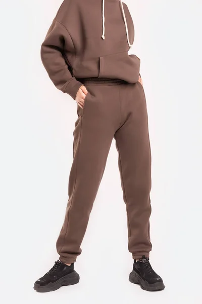 Grijze broek op een meisje in witte achtergrond — Stockfoto