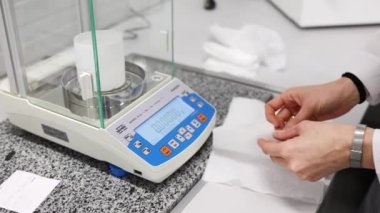 Laboratuvardaki elektronik teraziler.