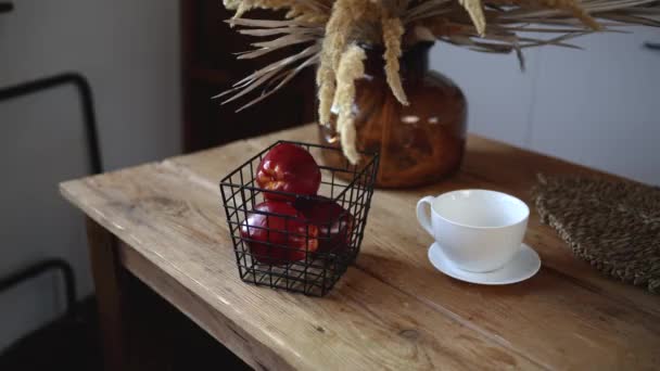 Pommes sur une belle table en bois dans la chambre — Video