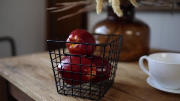 Яблоки на красивом деревянном столе в комнате — стоковое видео