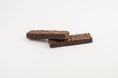 Beyaz arka planda vejetaryen çikolatası.