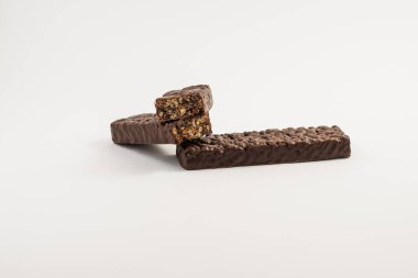 Beyaz arka planda vejetaryen çikolatası.