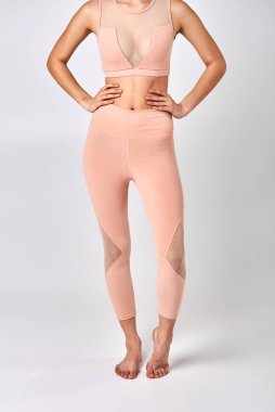 Pembe eşofmanlı genç bir kızın bacakları.