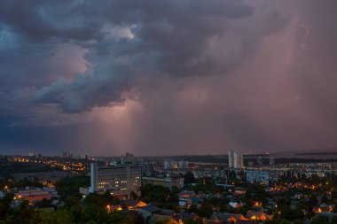 Yıldırım çok katlı bir binayı vurdu