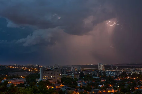 Blitz Schlägt Mehrstöckiges Gebäude Ein — Stockfoto