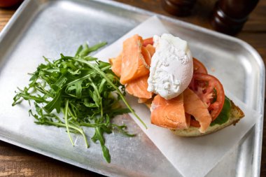 Tepside balık ve yumurtalı sandviç. Yakın çekim.