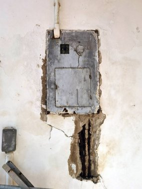 Beton duvara asılmış eski elektrik kutusu