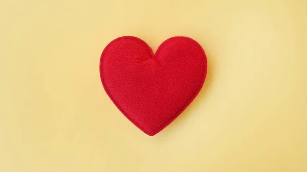 Закрыть Красное Сердце Желтом Фоне — стоковое фото
