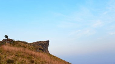 Doğada dağ olan mavi gökyüzü