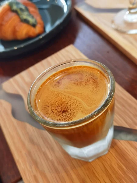 Nahaufnahme Einer Tasse Kaffee Auf Dem Tisch Café — Stockfoto