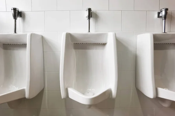 Interiér Moderní Toaleta Pisoár Řádek Pro Muže — Stock fotografie