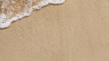 Deniz dalgası kumsalda