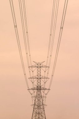 Yüksek voltaj postası. Yüksek voltajlı gökyüzü arka planı..