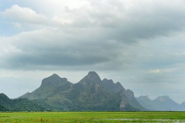 Doğadaki dağların üzerindeki fırtına bulutlarının manzarası.