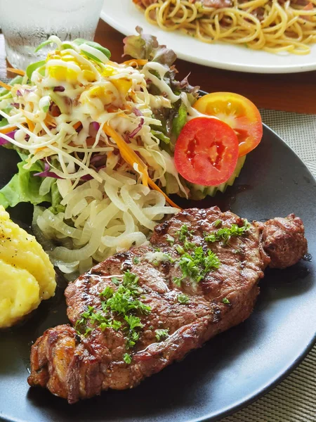 Primer Plano Carne Res Con Patatas Ensalada Plato — Foto de Stock