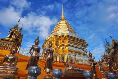 Altın pagoda ne Phra Doi Suthep Chiangmai Tayland