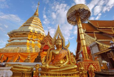 Altın pagoda ne Phra Doi Suthep Chiangmai Tayland