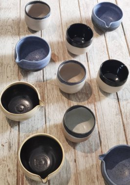 Ahşap masadaki el yapımı seramik kahve fincanını kapat.