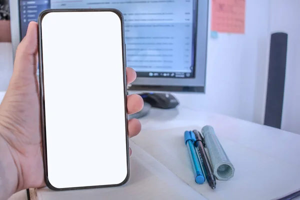 Handy Der Hand Heller Bildschirm Hintergrund Computer Notizbuch Und Stifte — Stockfoto