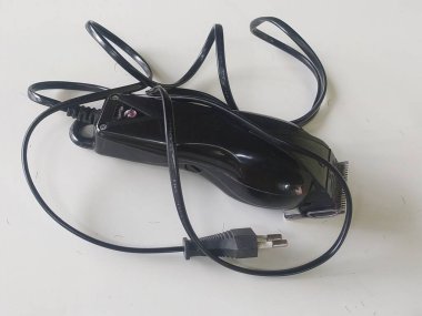 Beyaz arkaplandaki bir saç kesim aracının resmi