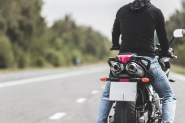 Motosikletli bir motosiklet.