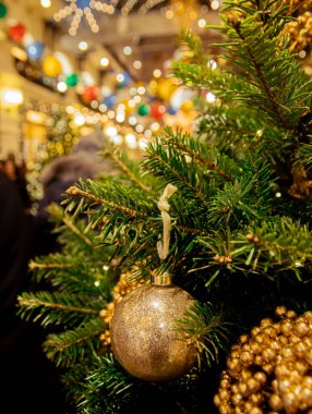 Noel yaklaşıyor, Noel ağacı yeni yıl oyuncaklarıyla süslenmiş.