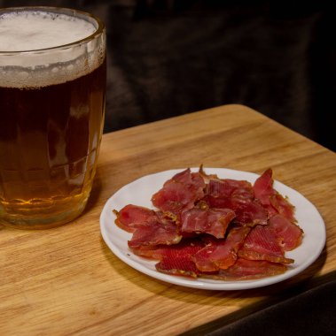 Bir bira fincanı ve meze.