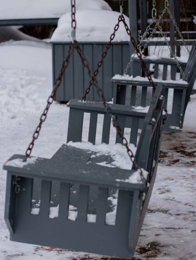 Zincirde tahta salıncak