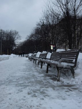 Gündüz vakti kış meydanında, bankta oturup rahatlayabilirsin.