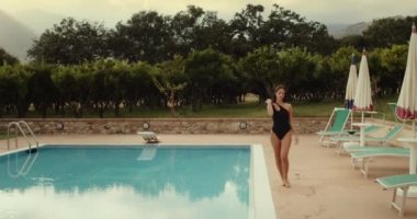 Yüzme direğindeki güzel genç kadın.