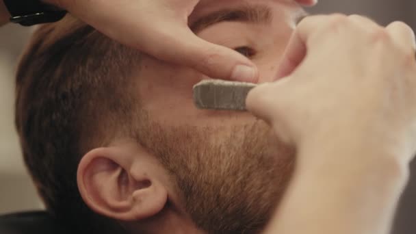Uomo Nel Negozio Barbiere Che Taglio Capelli — Video Stock